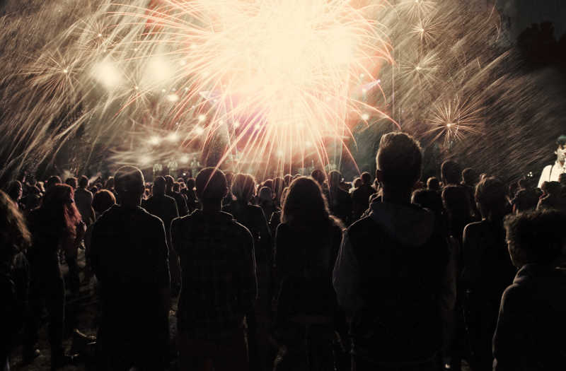 新年夜里欣赏美丽烟花的人群