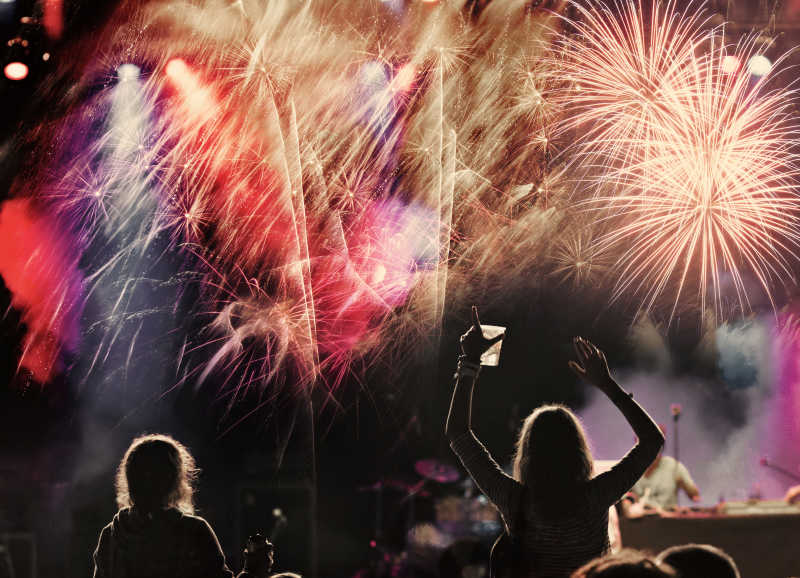 新年午夜烟花和欢呼的人群