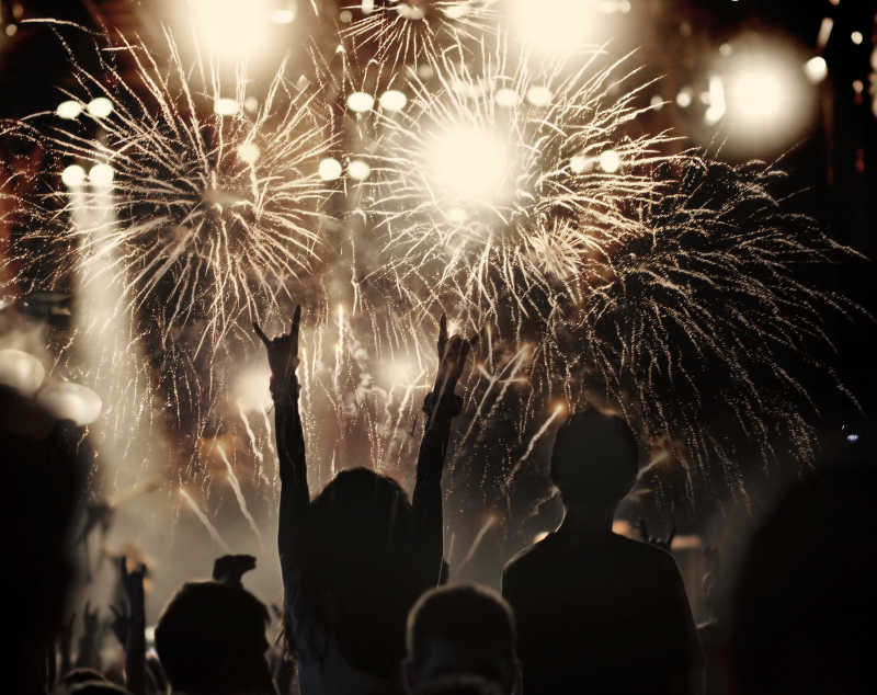 因为欣赏美丽的烟花而欢呼的人群