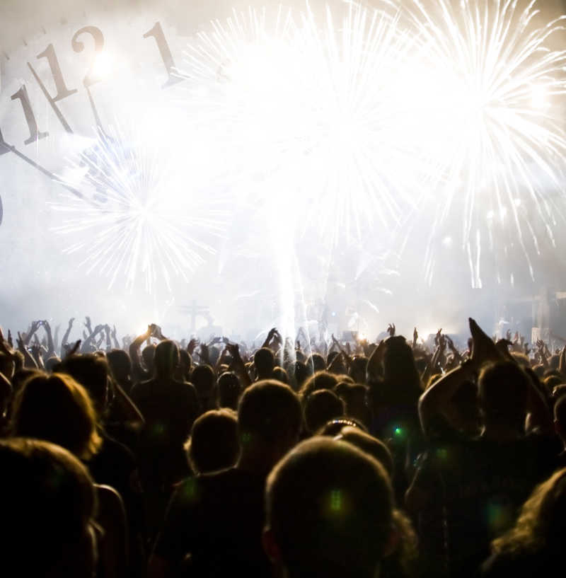 快乐欢呼的人群和烟花