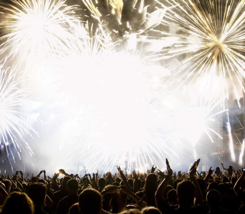 新年里的美丽烟花和欢呼的人群