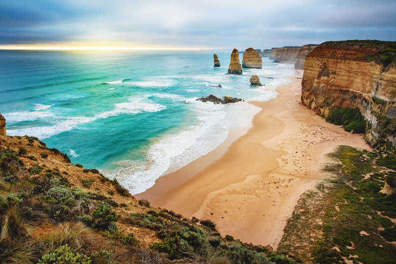 海边太阳出现在地平线