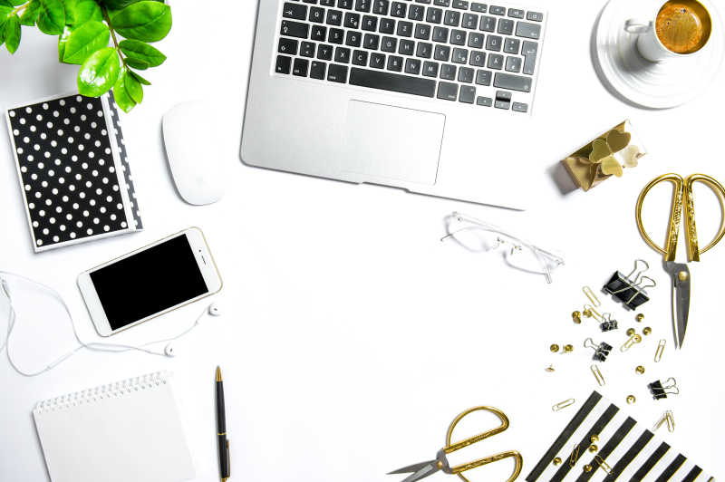 白色的办公桌上放着各种办公用品