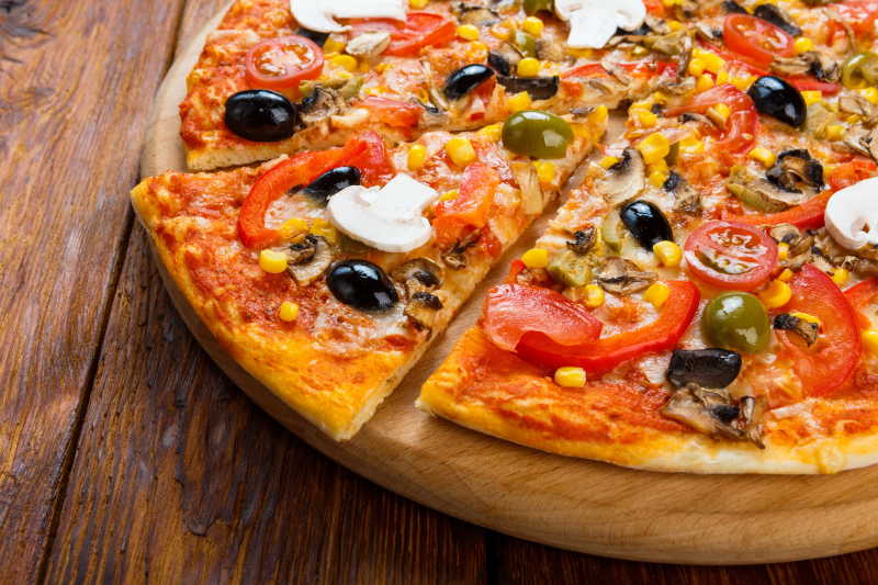 木桌上的橄榄意大利比萨饼