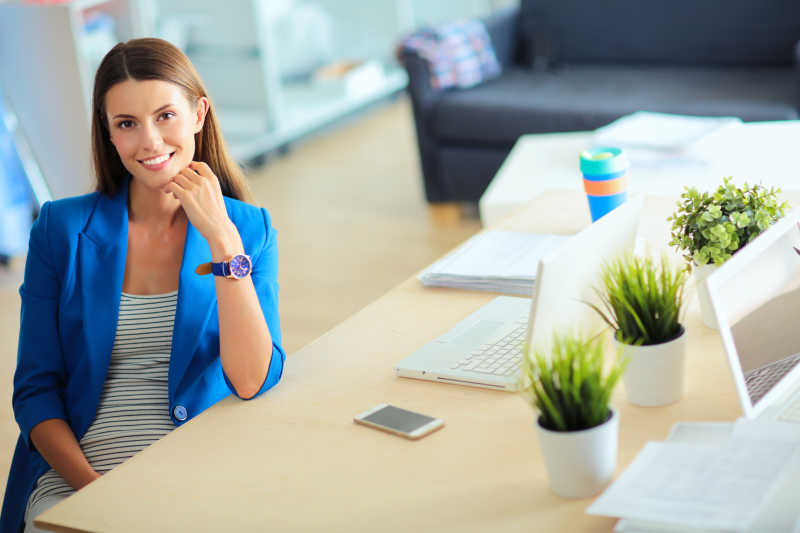 女人坐在椅子上微笑