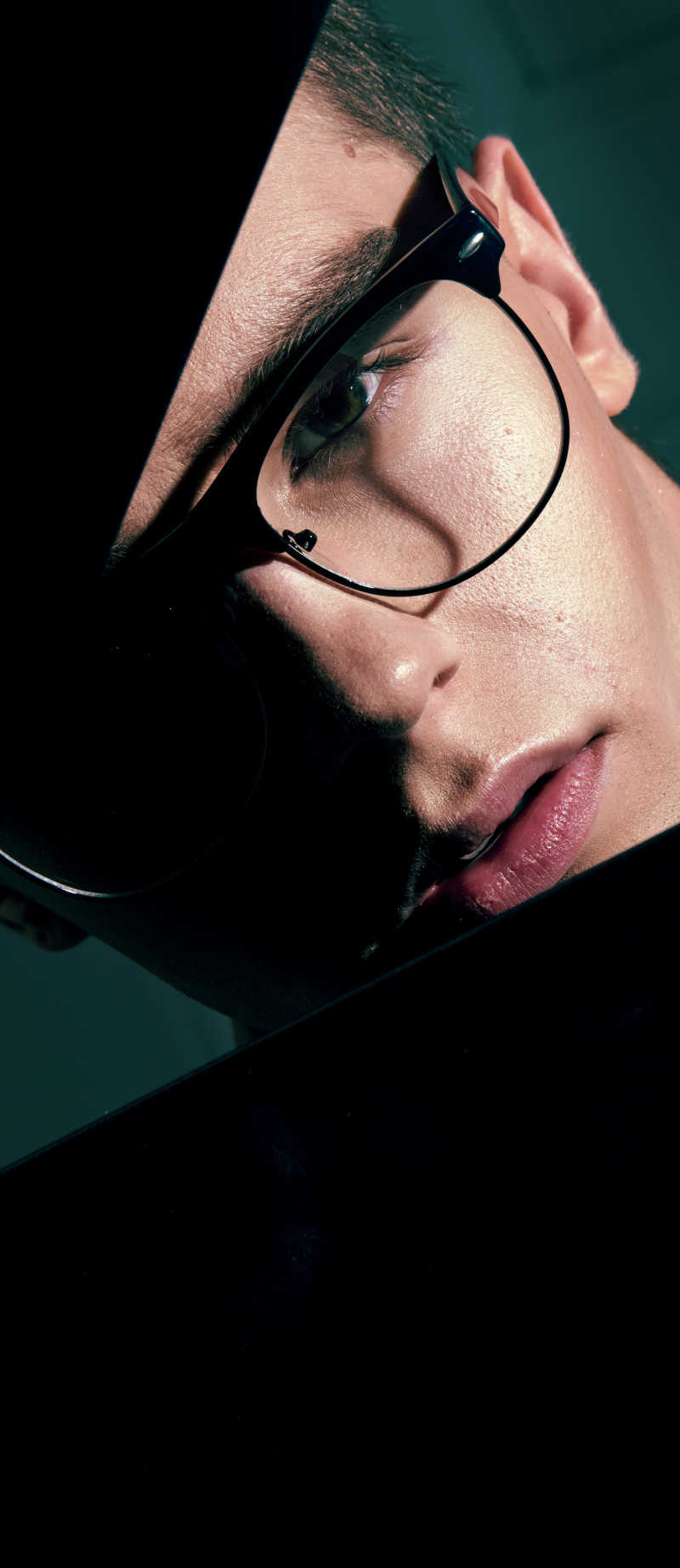 戴着时尚眼镜的帅哥