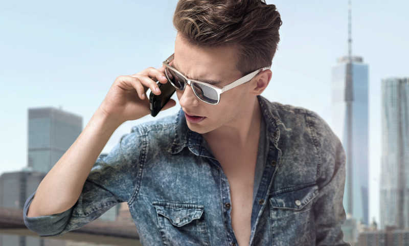 年轻的帅哥戴着时尚太阳镜