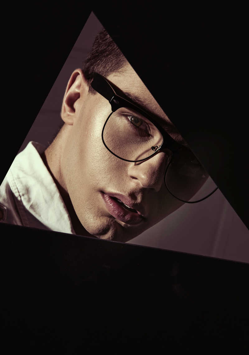 一个优雅的戴眼镜男人