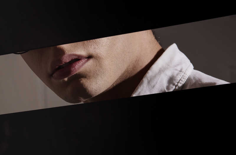 幕墙后面的一个人