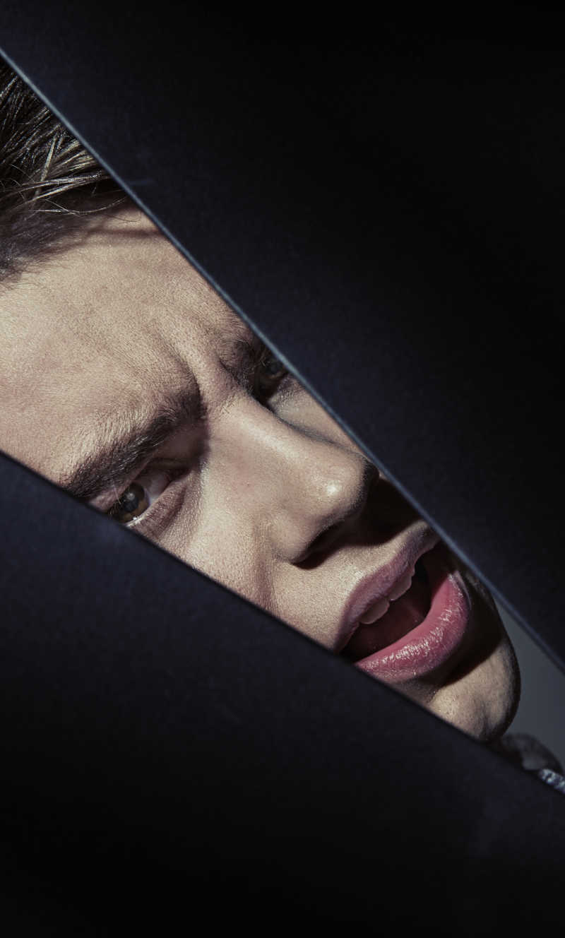 壁画背后的帅哥