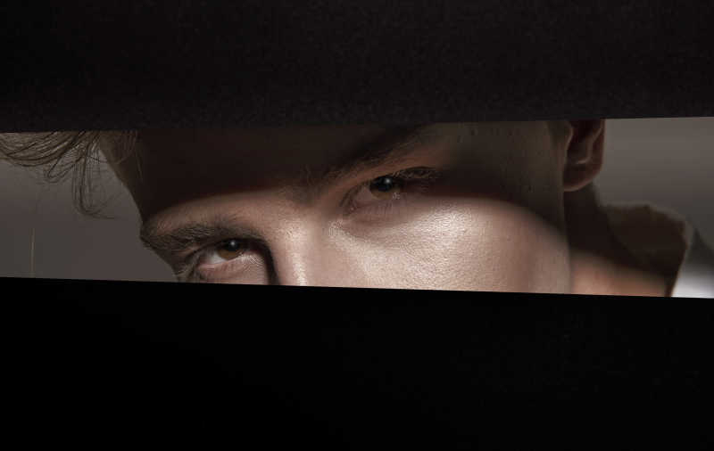 年轻帅哥戴时尚眼镜