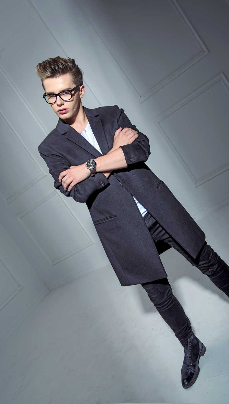 一个穿着时髦外衣的聪明年轻人