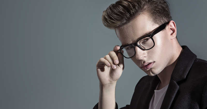 一个戴眼镜的年轻人