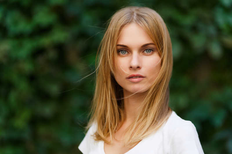 户外的金色头发的女孩