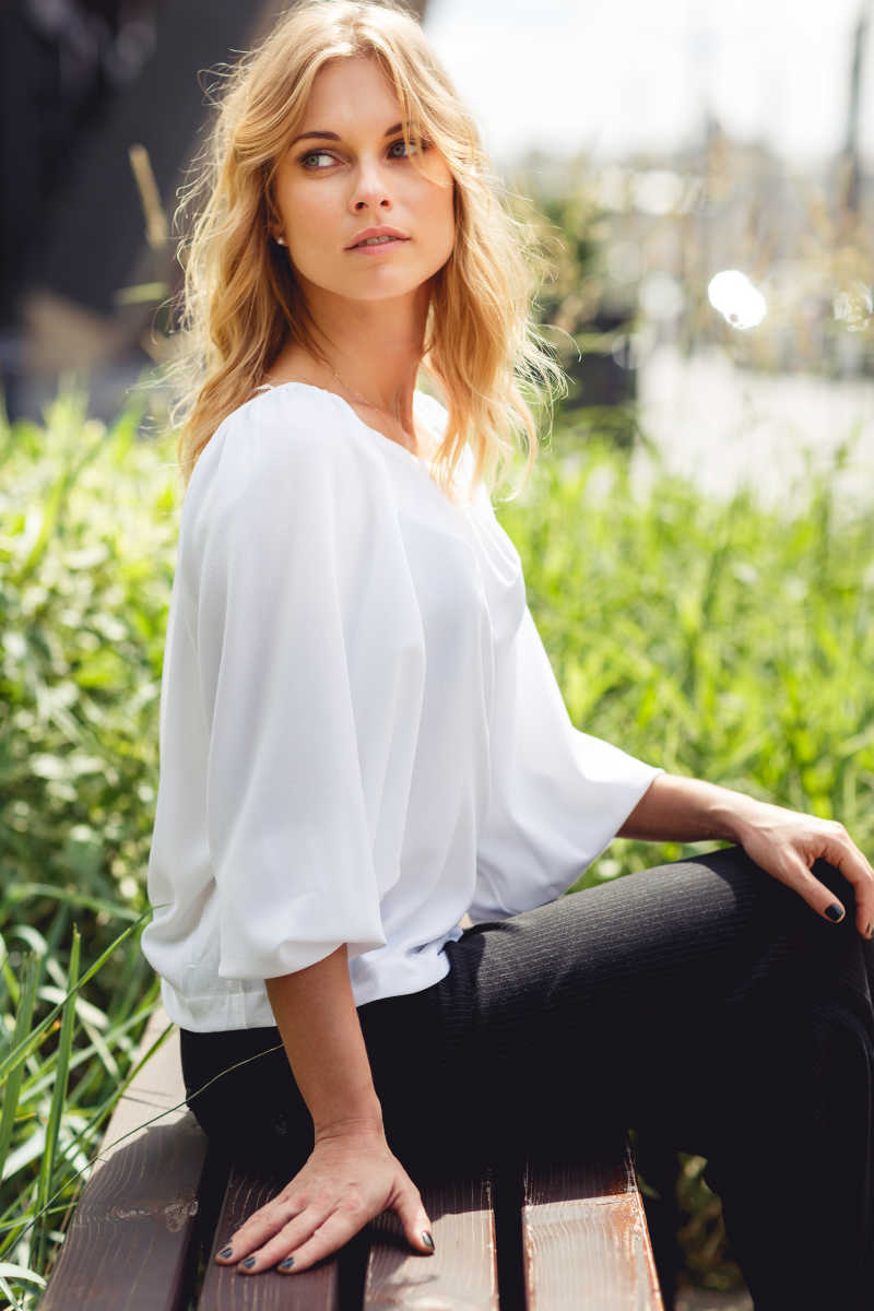 坐在公园里的金发女郎