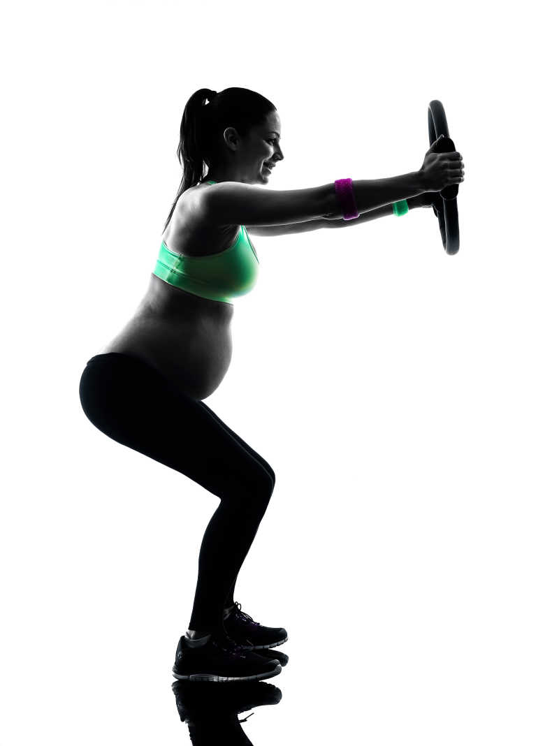 半蹲健身的孕妇