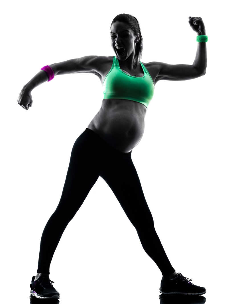 一位健身运动的孕妇