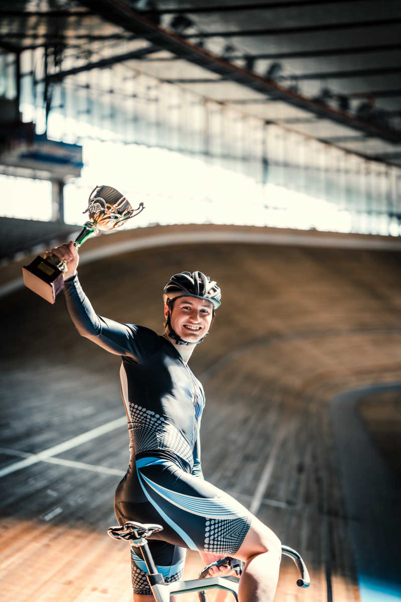 自行车运动员夺得冠军的笑容