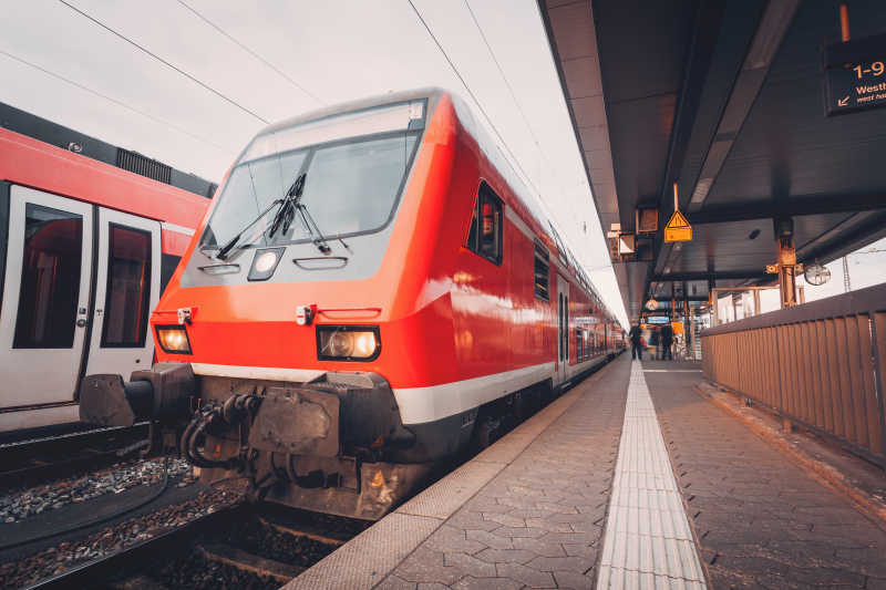 晚上在火车站台上的红色通勤列车