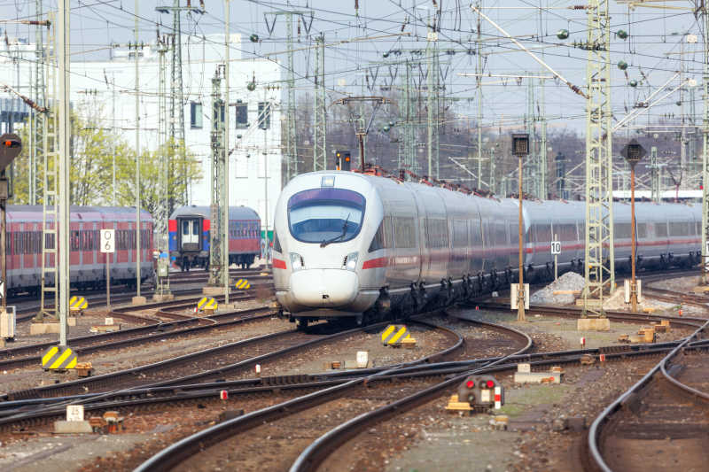 铁轨上的白色列车