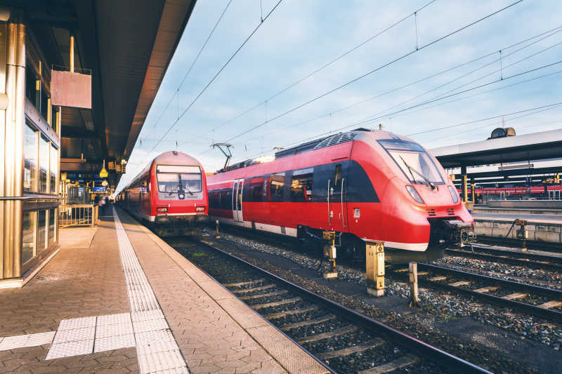 异国风情火车站上的红色列车