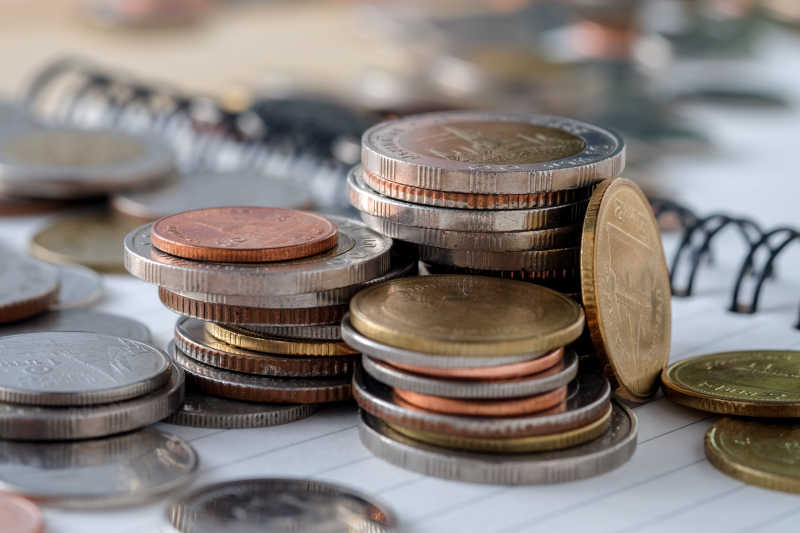 堆叠在笔记本上的硬币