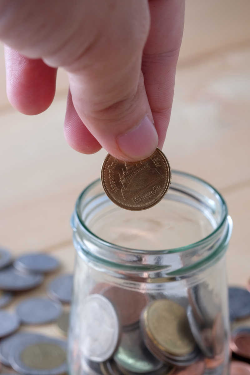 往玻璃罐里放硬币