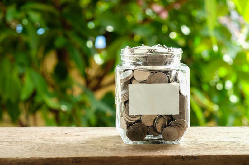 放在玻璃罐子里的硬币