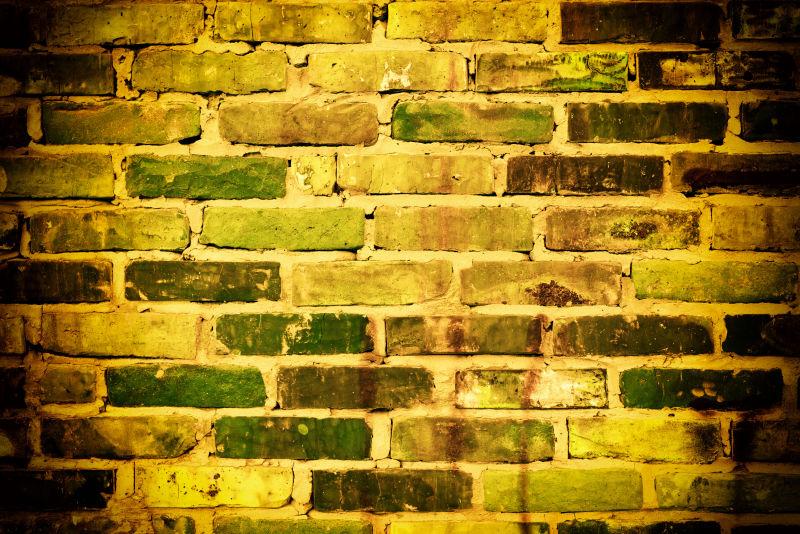 有裂缝和裂缝的砖墙结构