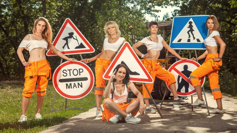 五个穿着橙色工作服的妇女