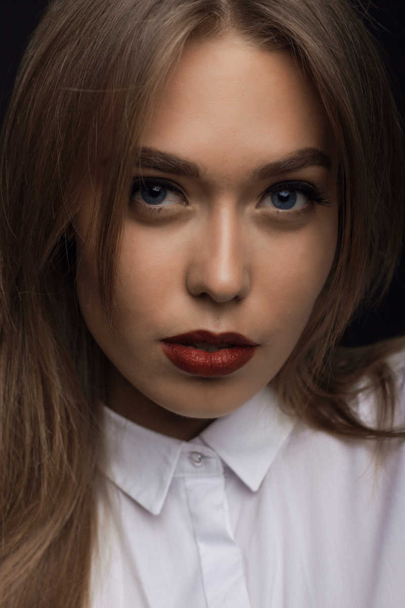 涂了口红的制服美女