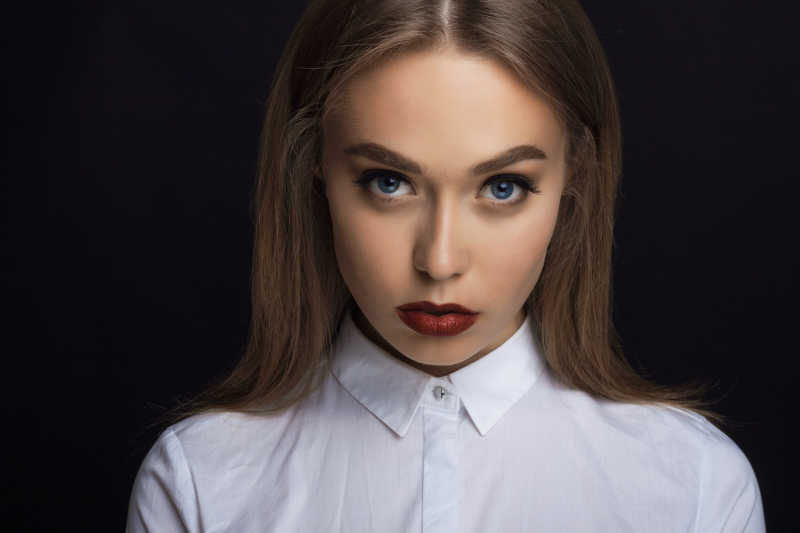 穿着白色衬衫美女的画像