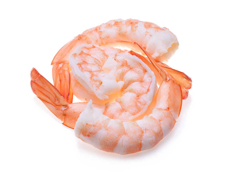 白色背景下美味的虾仁