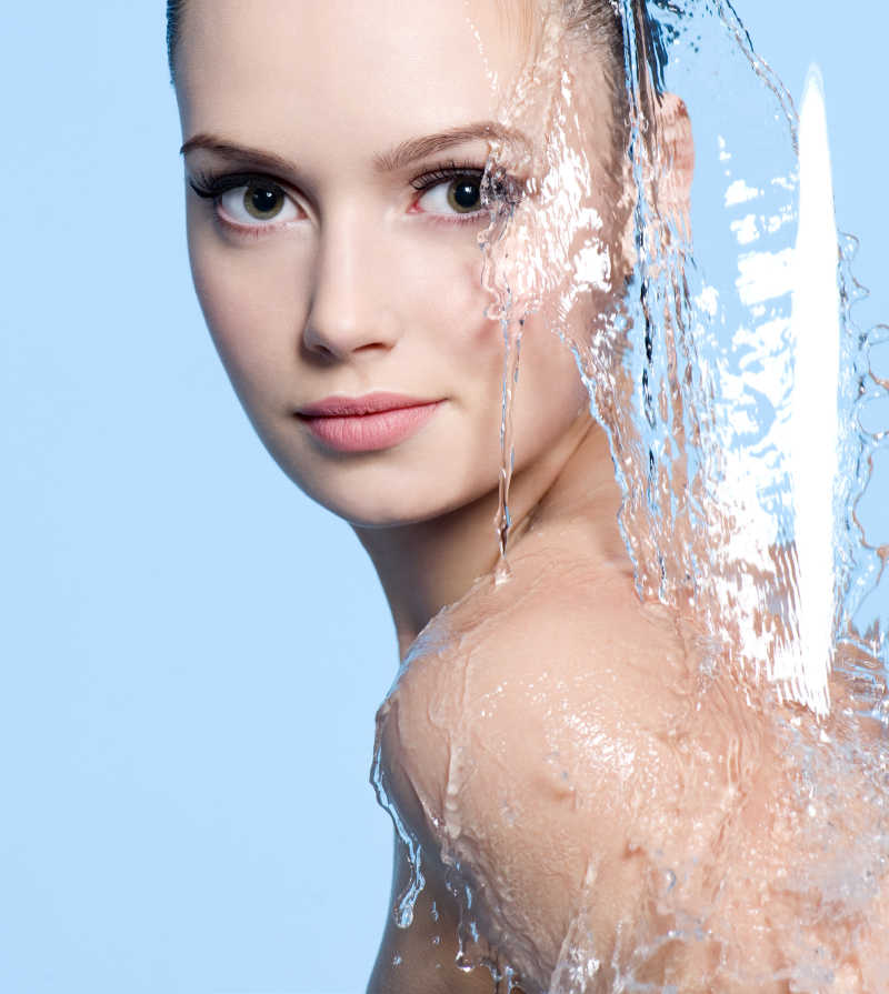 正在冲刷美女身体的水流