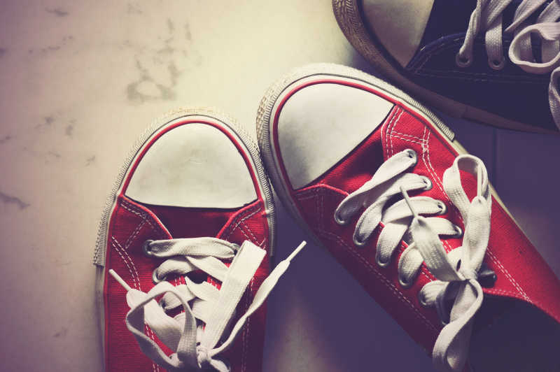 一双红色布鞋和一只黑色的鞋子