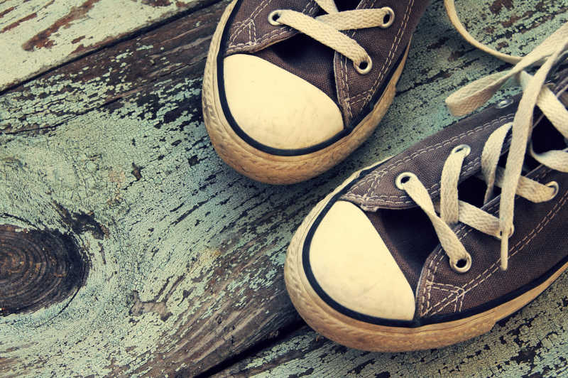 旧木板上的一双旧布鞋