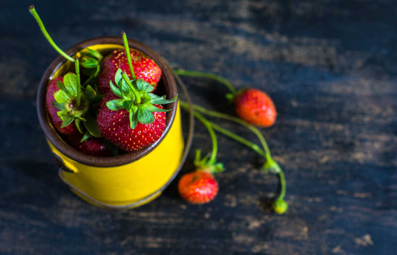 新鲜草莓水果在乡村木桌上