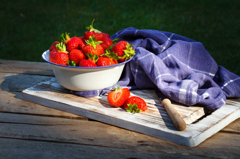 木桌上的一盆草莓