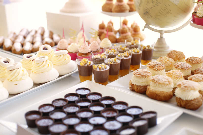 仪式桌上的美味甜点蛋糕