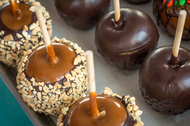 包裹着巧克力和坚果的苹果棒