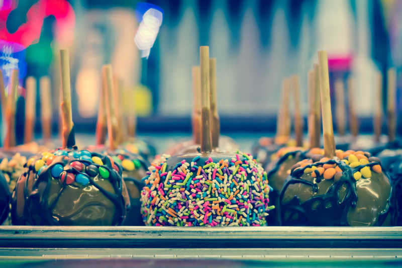 裹着巧克力的美味太妃糖苹果棒