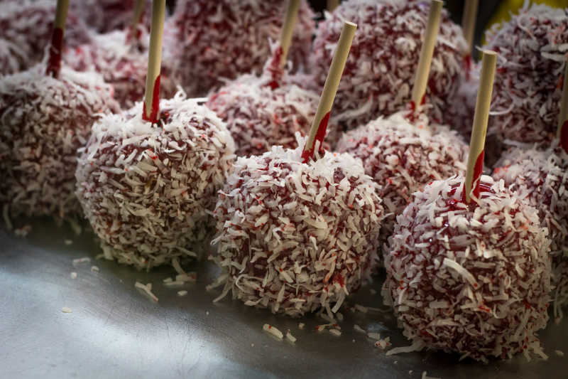 包裹着巧克力和椰蓉的苹果棒