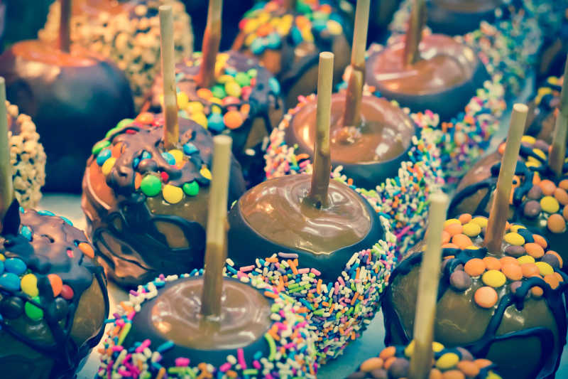 桌子上满满的巧克力苹果棒