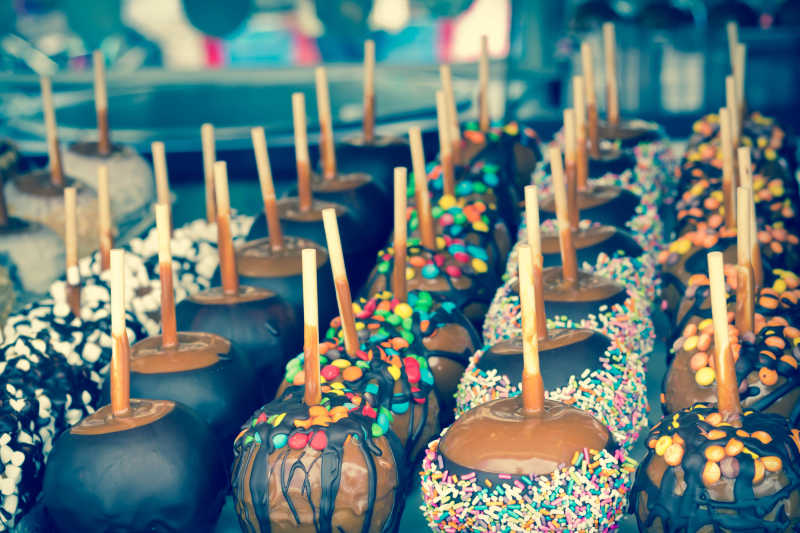 桌上的各种口味的苹果棒