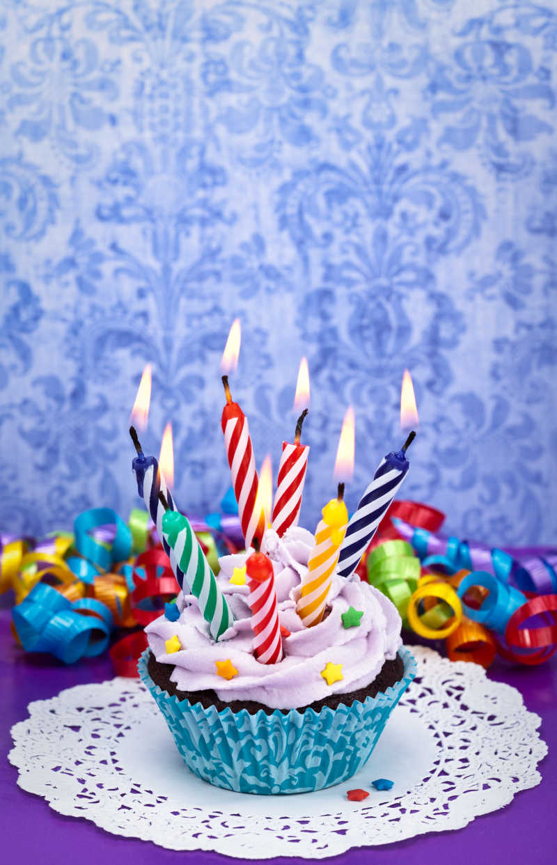 生日蛋糕图片-粉色背景下插有小蜡烛的纸杯蛋糕素材-高清图片-摄影