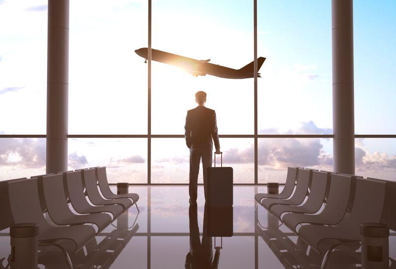 机场里拿着旅行箱和飞机