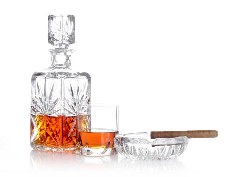 白色背景中的威士忌和雪茄