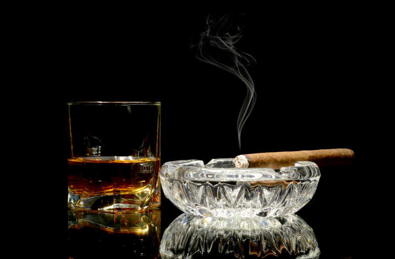 桌子上摆酒和烟的照片图片