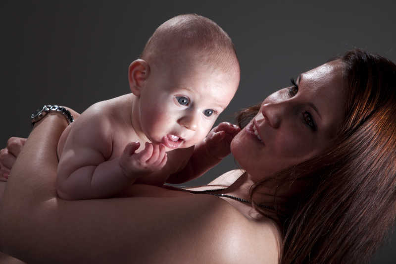 妈妈身上的小婴儿