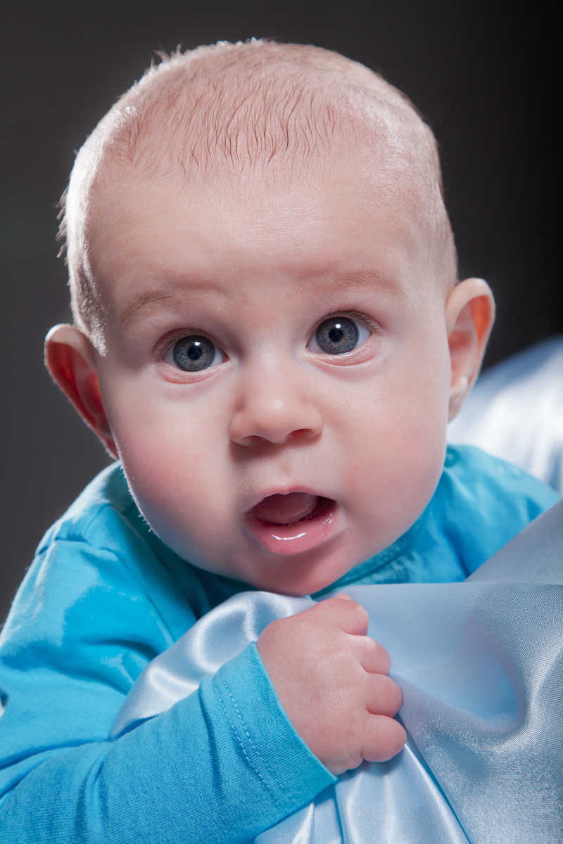 婴儿睁着大眼看的肖像